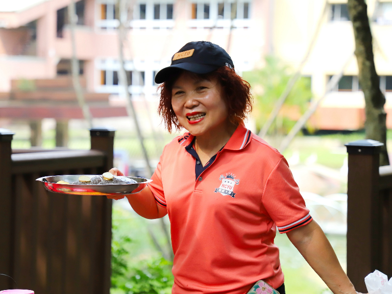 嘉大員生消費合作社朱淑玲經理介紹各式鮮魚料理方式。