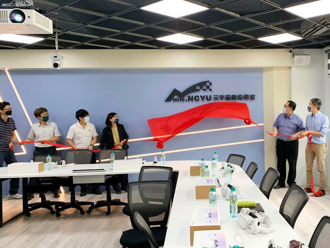 管理學院吳泓怡院長帶領所屬相關學系主管與業界人士為元宇宙教室揭牌。 