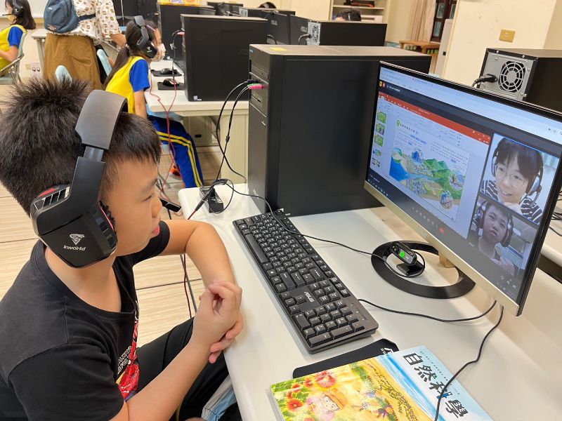 社寮國小學童數位課輔實況。(照片由師範學院提供)