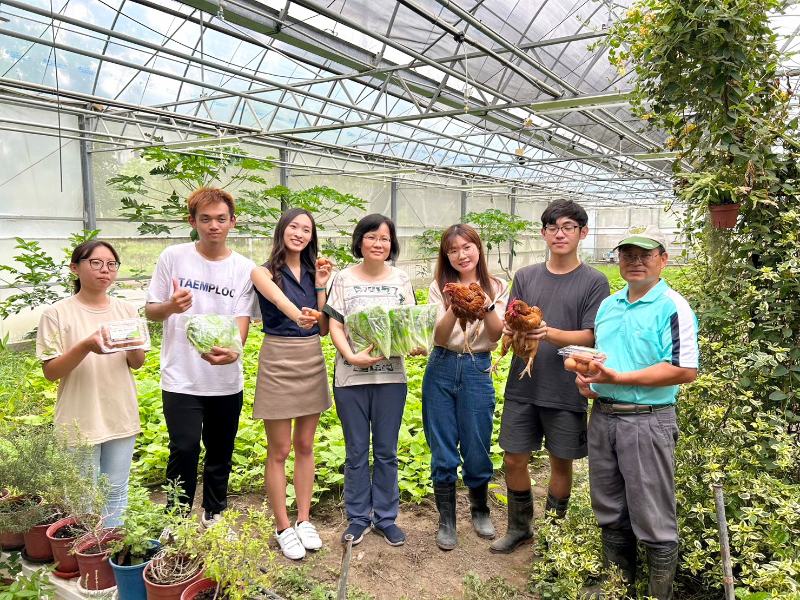 嘉大自然農法學園在蕭至惠老師(中)帶領下嘉惠市民。
