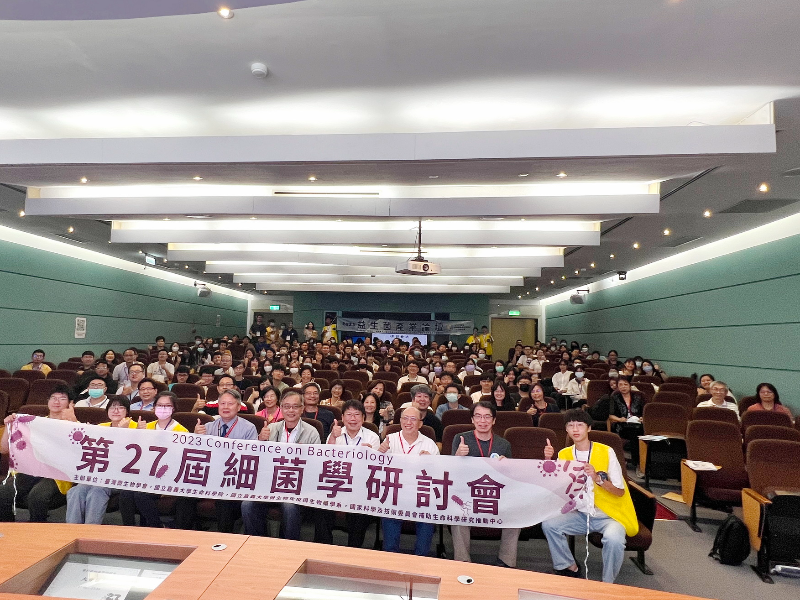 第27屆全國細菌學研討會與會者合影。(照片由微免系王主任提供)
