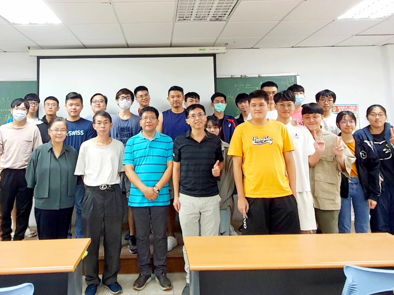 中山醫學大學陳建宏教授(前排左3)與嘉大師生合影。(照片由環安中心提供)