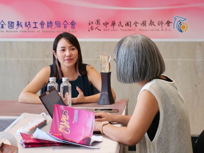 嘉大幼教系校友鄭淳云老師（左1）榮獲112年全國SUPER教師獎接受記者採訪。（照片由鄭老師提供）