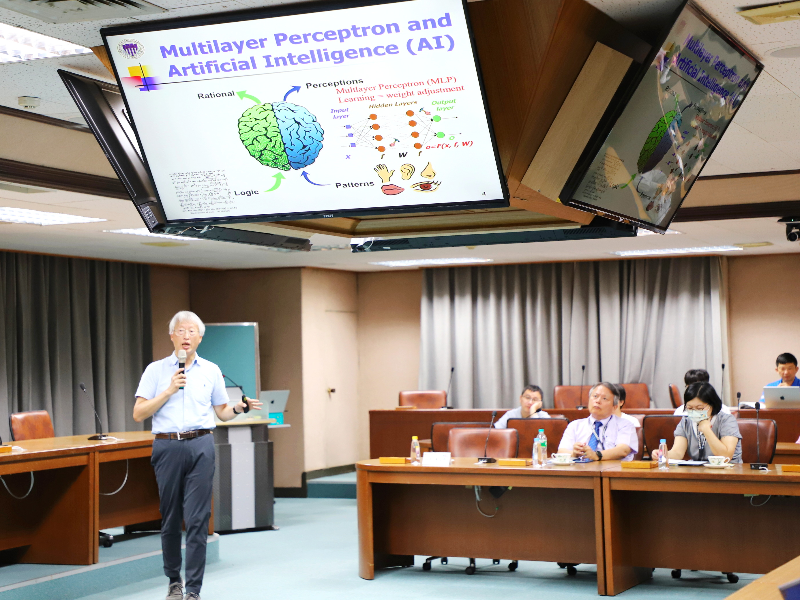 黃正能教授與嘉大及國立大學系統相關學校師生分享影像識別、語言處理以及其他領域之潛在應用。