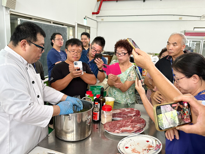 嘉大首辦「國產牛肉料理與行銷實務」課程，圖中為臺南大飯店許煜忠主廚講解燒烤牛肉醃漬的過程。(照片由農推林主任提供)