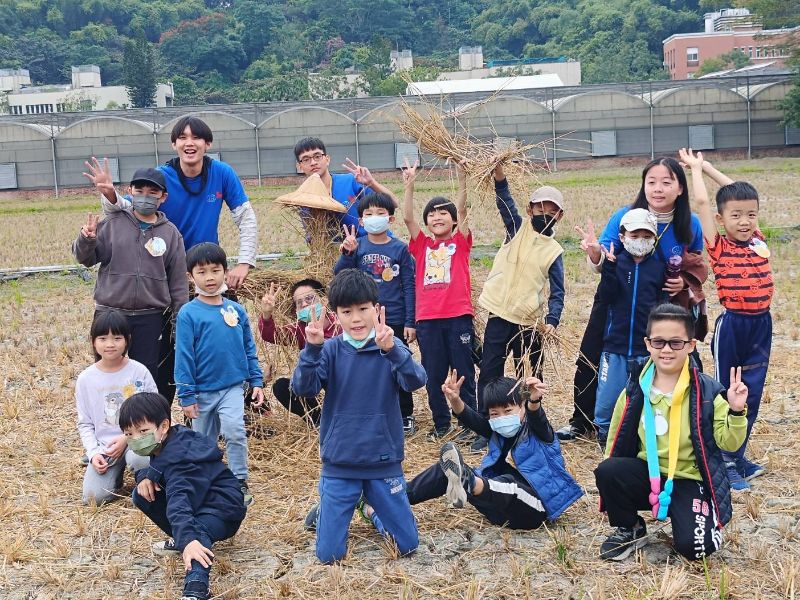 創意稻草人DIY學童合影留念。（照片由侯金日主任提供）