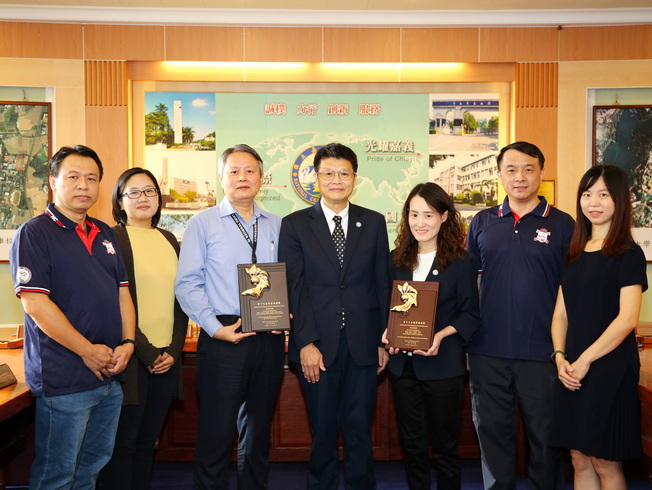 嘉大林翰謙校長(中)與蟬聯國家新創獎之「植物化合物綠色萃取技術」團隊教師合影。