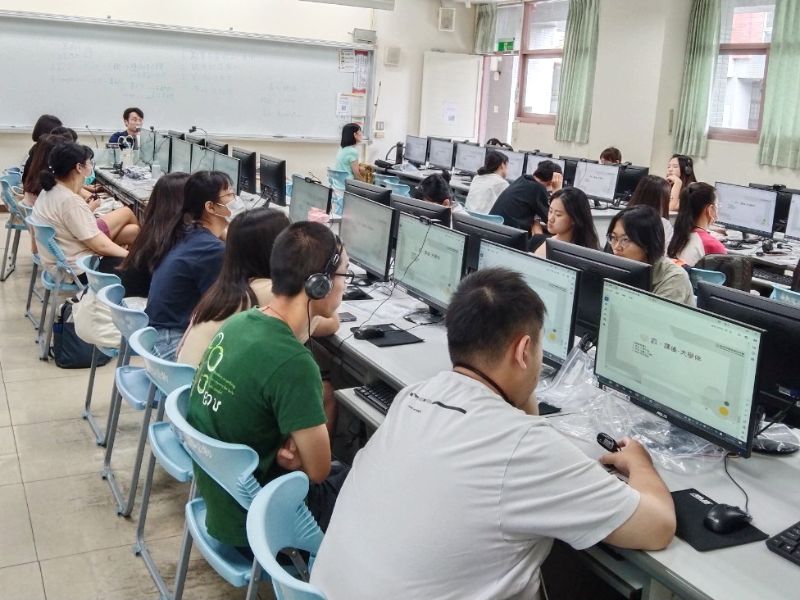 參與計畫的大學生參與教育訓練。(照片由師範學院提供)