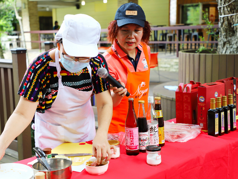 嘉大食科系馮淑慧老師以嘉大醬油示範特製美味又健康的烤肉醬料。