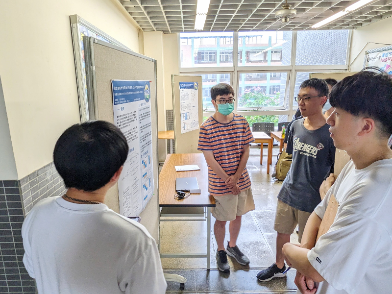 電機系學生介紹如何藉由人體在室內移動時，對WIFI訊號的干擾狀態來自動判定與追蹤室內空間的人數。(照片由電機系提供)