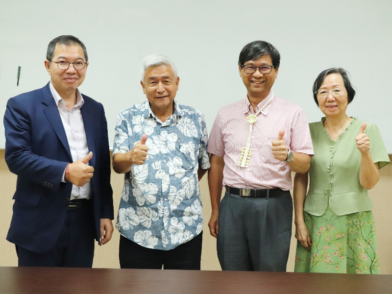 張俊賢副校長與貴賓合影。(照片由國際處提供)