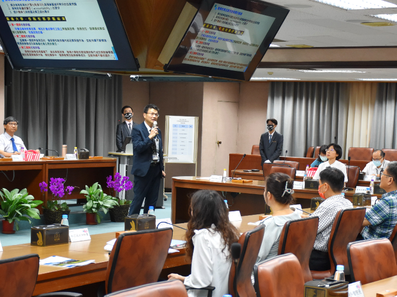 林翰謙校長簡報嘉大校務自我評鑑規劃與具體成果。