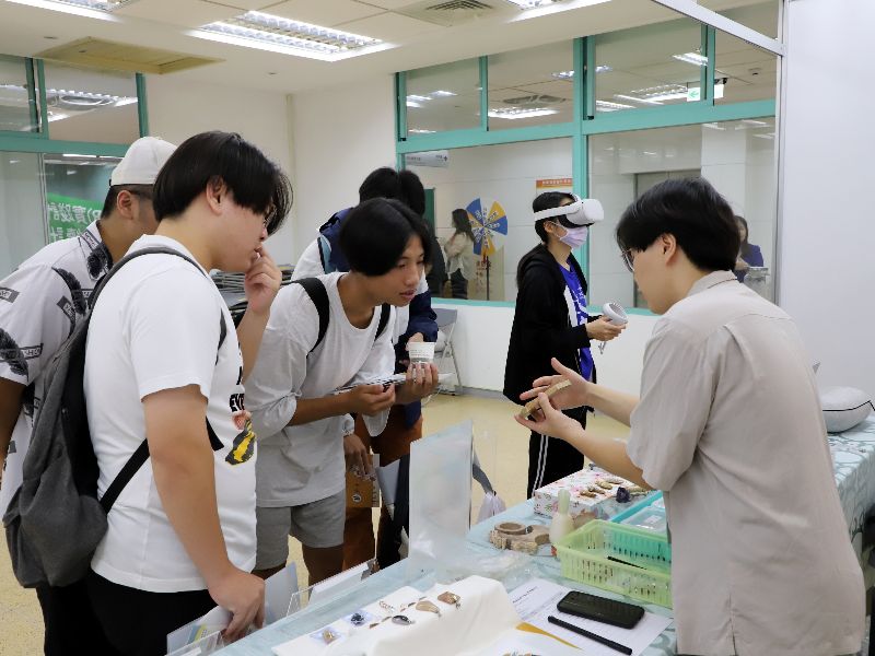 玉石工藝社學生作品展售及技法解說。