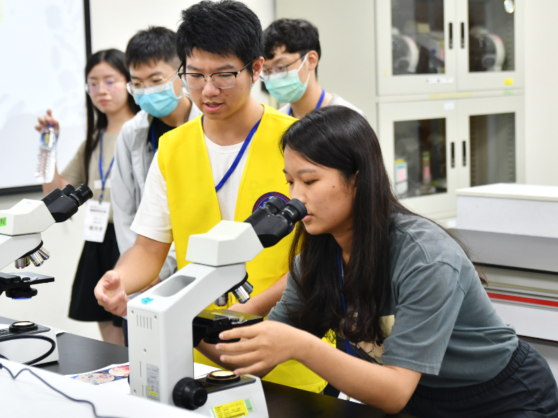 主辦單位舉行Welcome Party競賽「以生物顯微鏡觀察細菌」。(照片由微免系王主任提供)