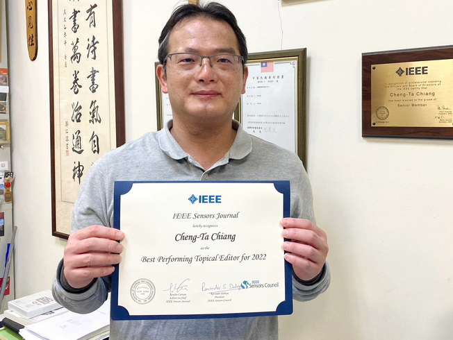電機工程學系江政達教授獲頒IEEE Sensors Journal 2022年度最佳Topical Editor獎。（照片由江教授學生提供)