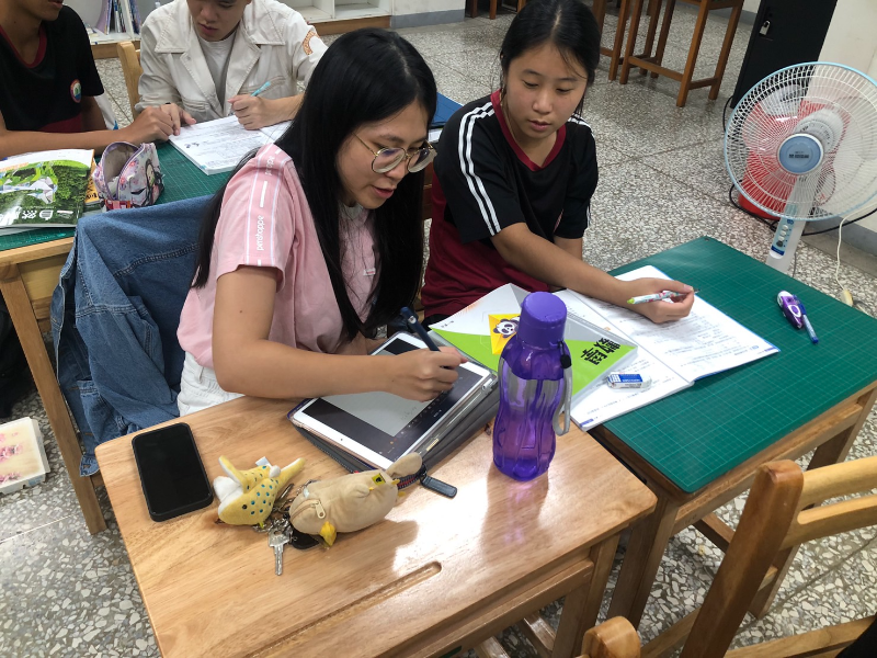 嘉大學生一對一輔導民和國中學生。(照片由楊奕玲教授提供)