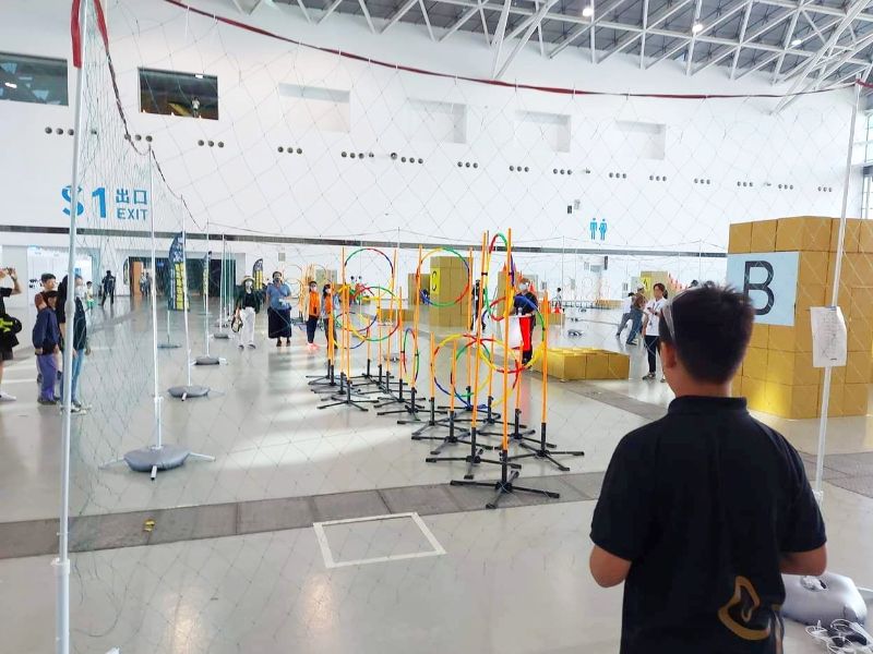 嘉大USR科普志工指導南新國小學童參加奧賽特無人機競賽勇奪亞軍。(照片由蘇教授提供)