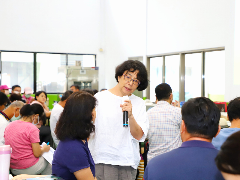 嘉大食品科學系馮淑慧老師引導學員了解水果特性。