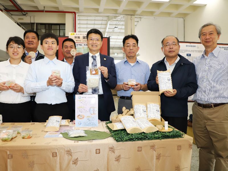 嘉大食品科學系師生開發具有高蛋白、健康養生、方便即食的「金呷鱻-輕食鱻主義」冷麵。