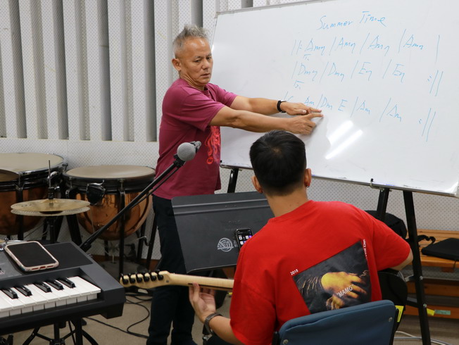 李守信老師指導吉他手