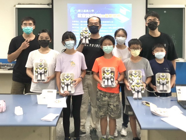 松山國小學童與嘉大STEAM-USR團隊合影。（照片由老師提供)