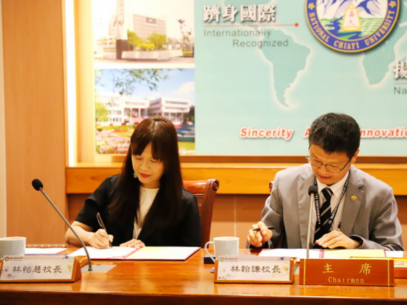 嘉大林翰謙校長(右)與嘉科實中林怡慧校長(左)簽署合作協議書。