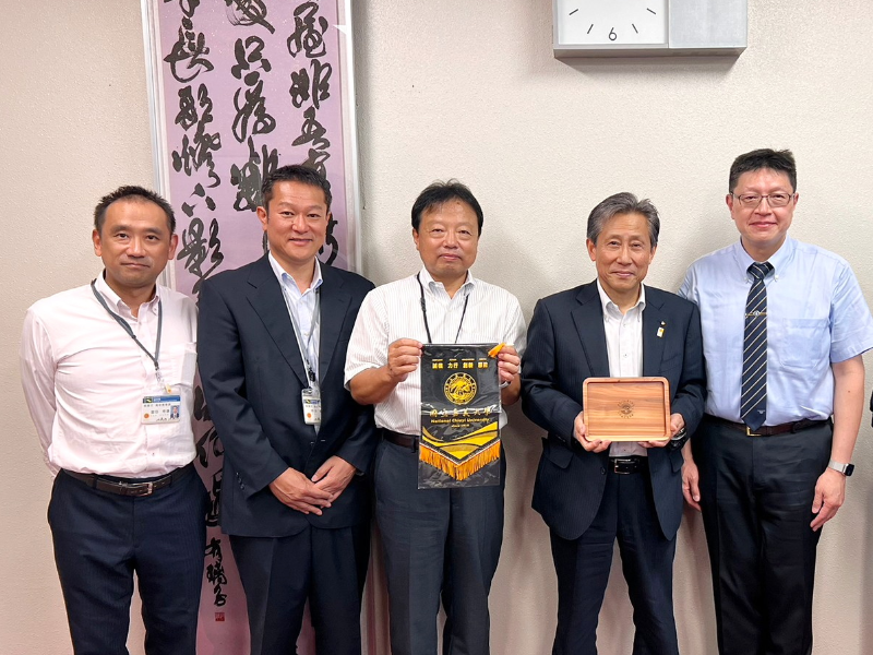 國際處蘭嗣國際長(右1)拜訪日本宮崎教育廳教育委員會黑木淳一郎教育長 (右2)。(照片由國際處林組長提供)