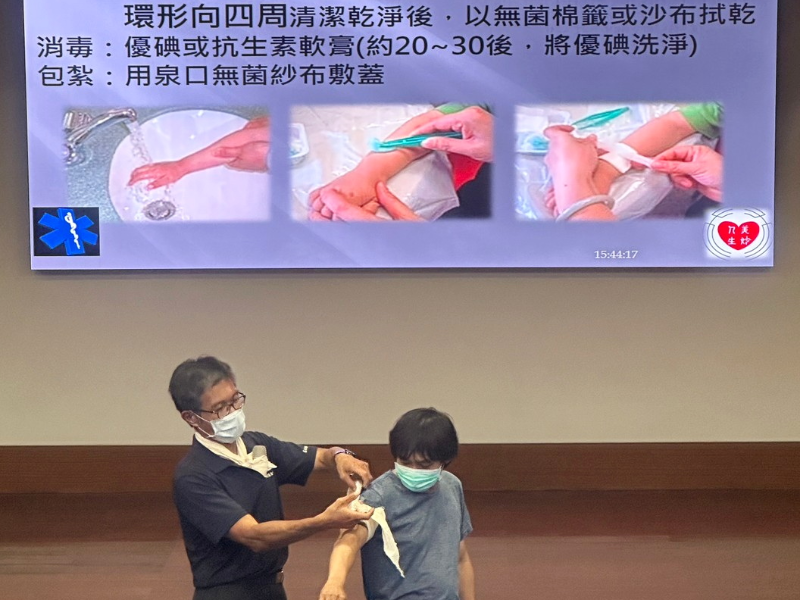 陳甲人講師解說外傷急救方式並示範操作。(照片由環安中心提供)