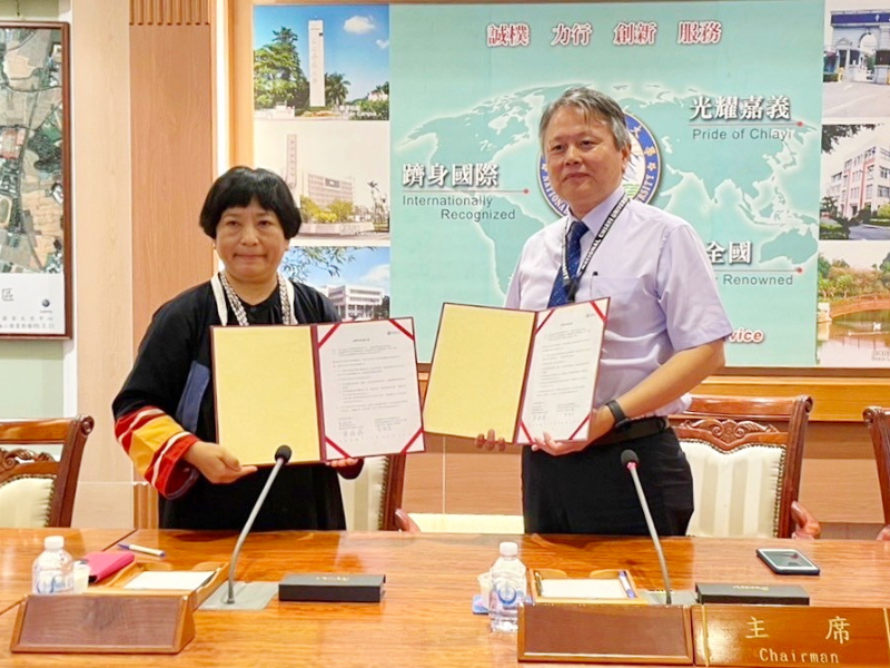 嘉大陳瑞祥副校長兼中心主任與安淑美理事長共同簽署合作意向書。(照片由廖慧芬教授提供)