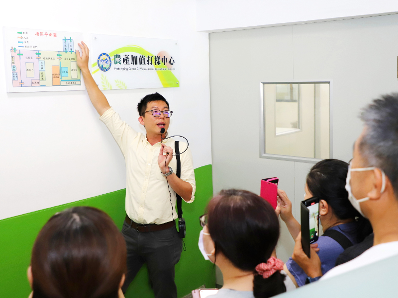 嘉大食品科學系張文昌助理教授介紹嘉大農產加值打樣中心，輔導農民了解初級加工開發。