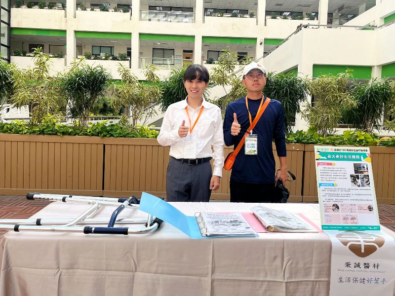  The NCYU Good Life Team consists of Kang Jin-Huai (left), a student from the Department of Applied History, and Huang Jun-Long (right), an alumnus from the Department of Forestry and Natural Resources.