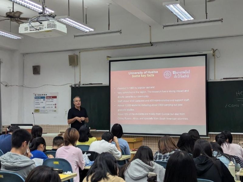 異鄉人國際文化講座邀請來自西班牙韋爾瓦大學Dr. Salvador Campos Jara主講，帶領同學了解風情萬種的西班牙文化。