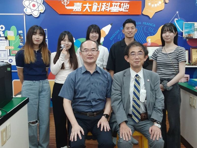 訪團前往嘉大創科基地與蘇炯武教授交流STEAM教學實作。