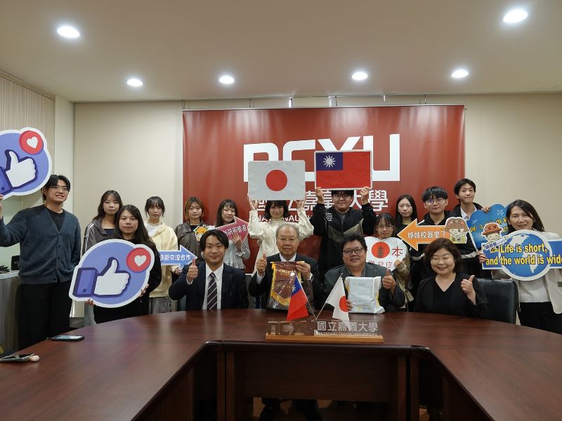 參與講座同學與師長合影。