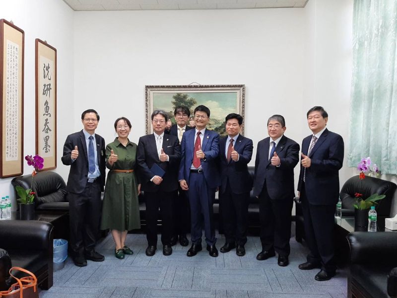 姊妹校訪團代表與林翰謙校長合影。