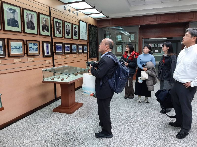 本校參與114年度SEKATEN-UX計畫同學為訪團導覽校史展示。