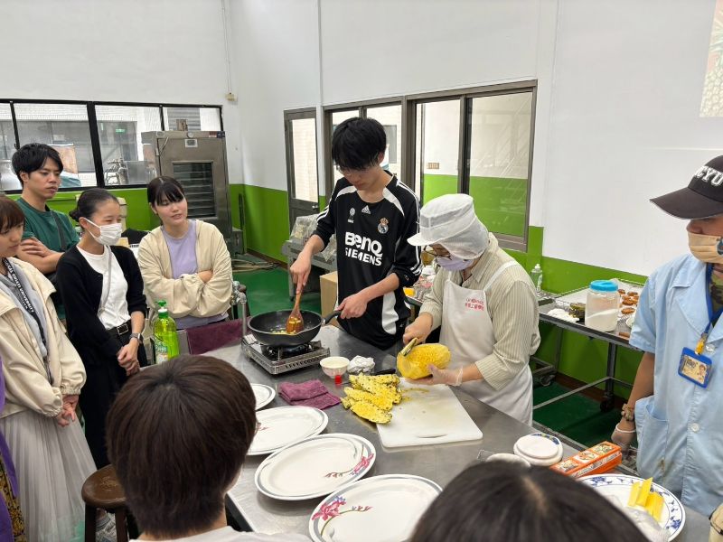 實際體驗製作臺灣特色點心-鳳梨酥。