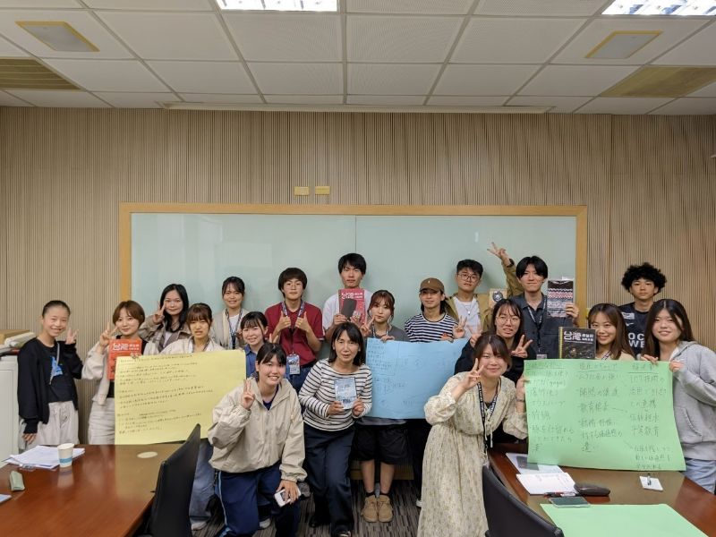 臺灣原住民文化課程透過影片欣賞及討論，帶領學員思考當代原住民社會及文化變遷議題。
