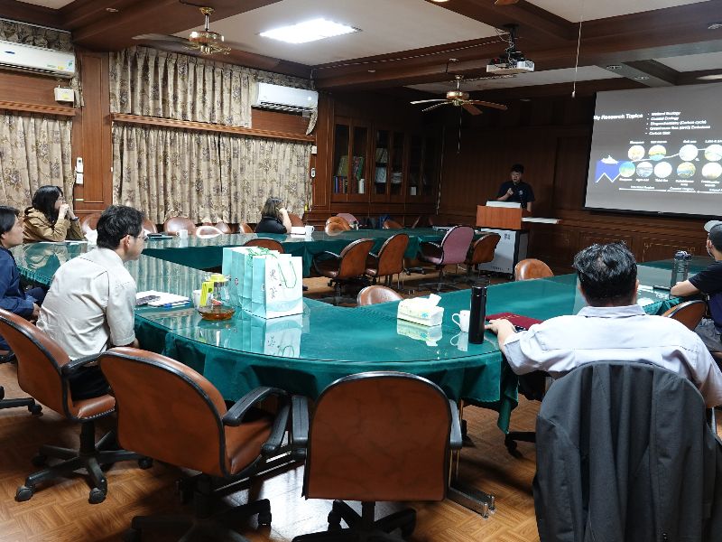 清邁大學農學院代表與本校「低碳與高地農業合作研究」小組召開會議，分享各自研究成果與未來方向。