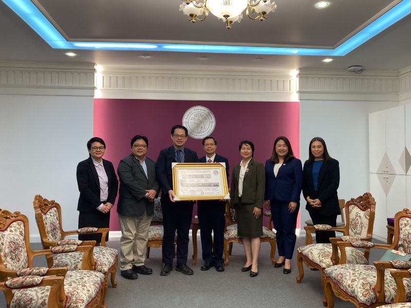 國際處楊正誠國際長代表林翰謙校長致贈清邁大學校慶賀禮。