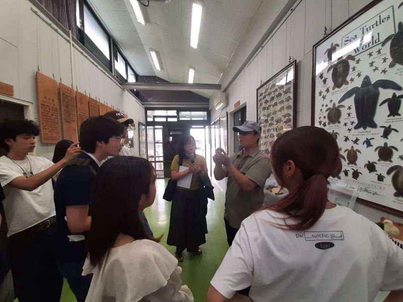 前往龜類保育教育園區參訪並在園區導覽人員的解說下認識龜類的保育、搶救與生態維護。
