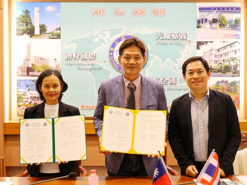 農學院沈榮壽院長、江彥政副院長及湄州大學農業生產學院Theeranuch副院長共同簽署院級交流合作協議與學生實習合作協議。