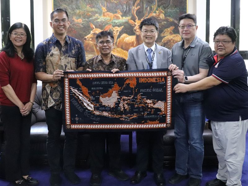 蘇迪曼大學農學院Dr. Ir. Sakhidin院長(左三)及Dr. Budi Dharmawan副院長(左二)來校交流並拜會林翰謙校長。