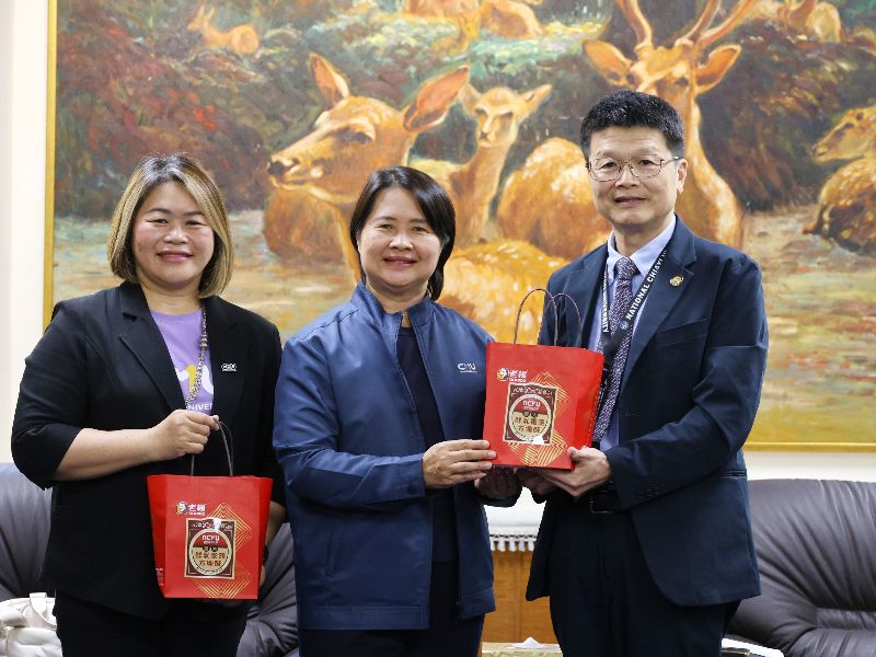 清邁大學農學院Daruni Naphrom院長(中立者)與Tonapha Pusadee副院長(左一)於114年5月2日訪校並拜會林翰謙校長。