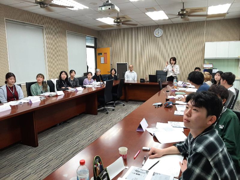 訪視春季課程華語課程上課情形。