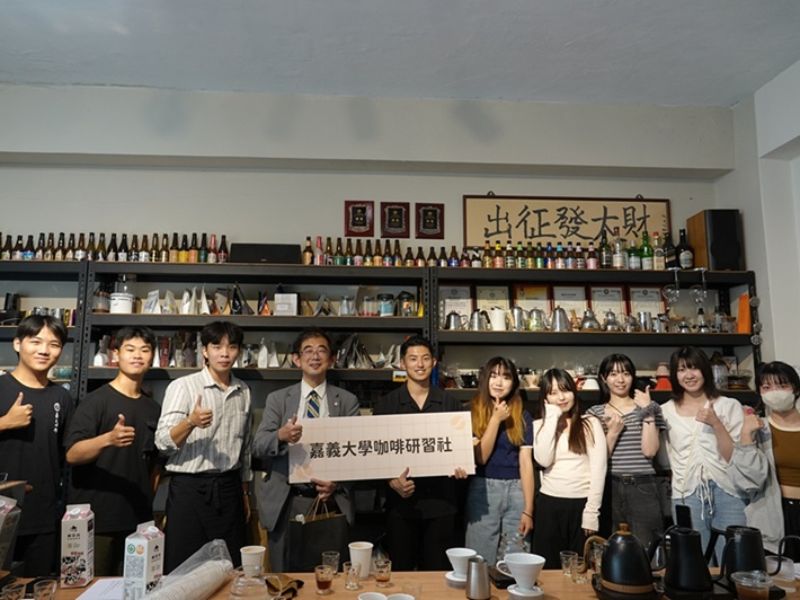 訪團前往咖啡研習社交流，針對咖啡特色及沖泡技巧進行互動體驗。
