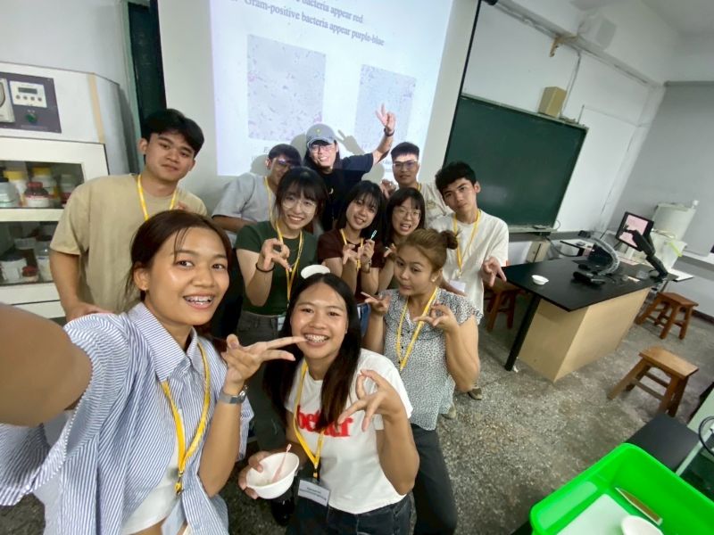 清邁大學來校交流同學每日前往各科系進行體驗學習，並與本校同學互動。