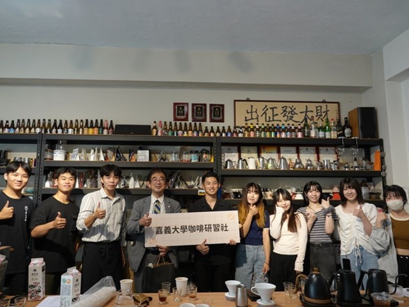 訪團成員與本校咖研社同學合影。