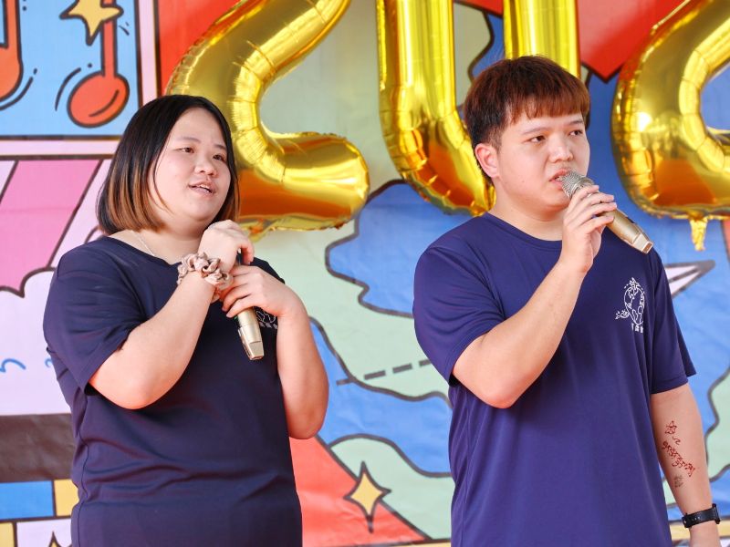 馬來西亞學生上台表演。