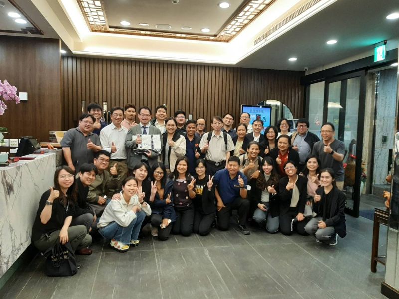 訪團成員與嘉大師長及同仁合影。